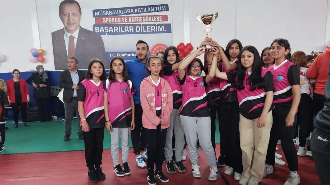 İlçe Okullar arası Kız Voleybol Turnuvasında 1.olduk...